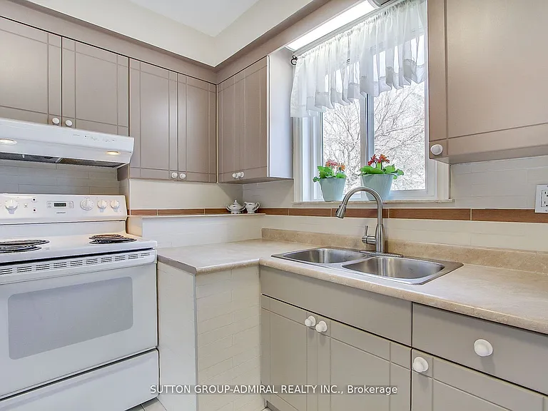 194 Cocksfield Ave #MAIN FLOOR — Photo 8