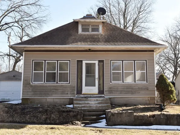 906 Grand St, Guthrie Center, IA 50115
