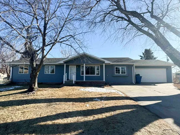 2 Sycamore Pl, Kearney, NE 68847