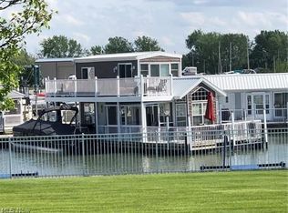 1805 W Lakeshore Dr, Port Clinton, OH 43452