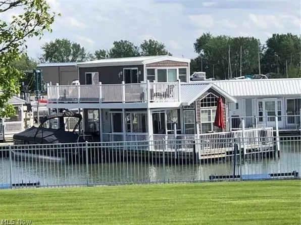 1805 W Lakeshore Dr, Port Clinton, OH 43452