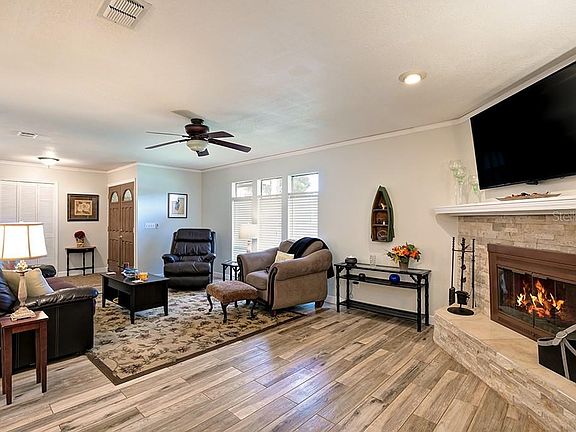 3rd image of 213 Nob Hill Cir