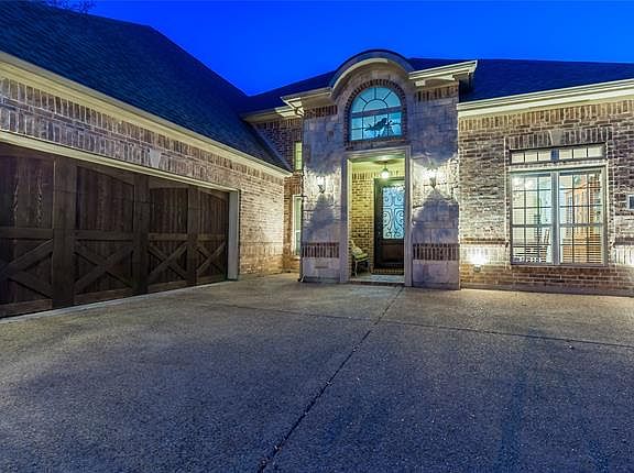 2nd image of 775 Chateaus Dr