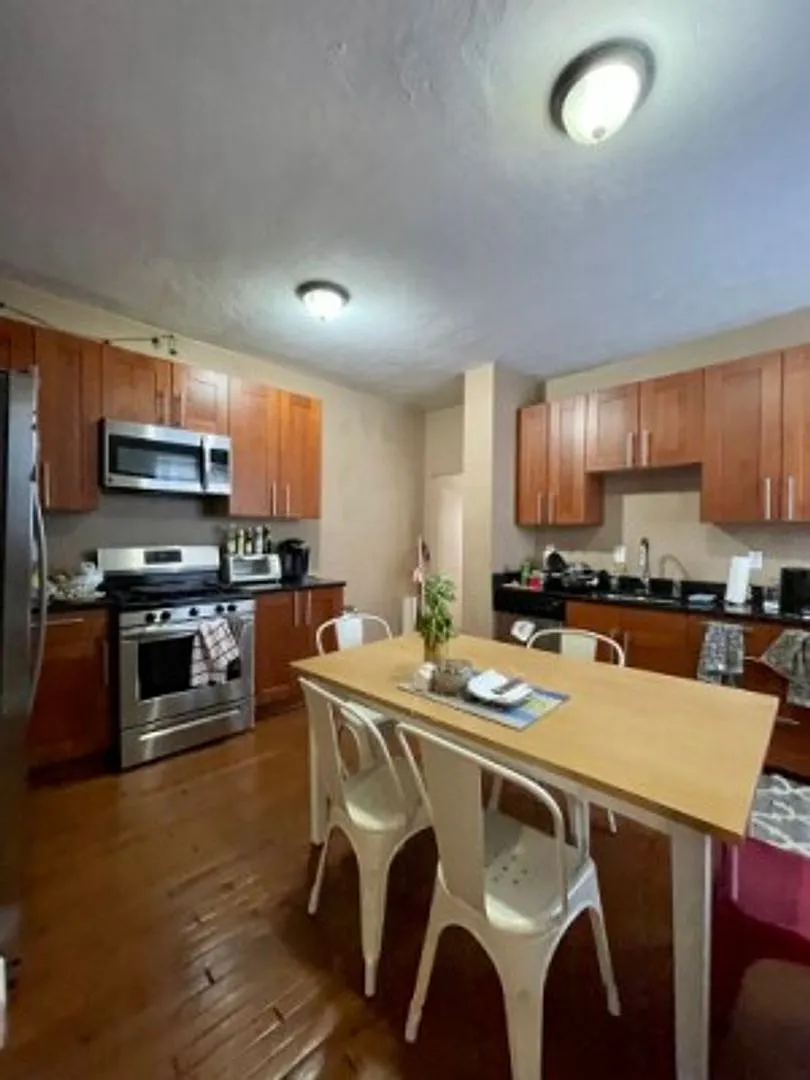 look no further.. perfect 5 bed in Allston — Photo 2