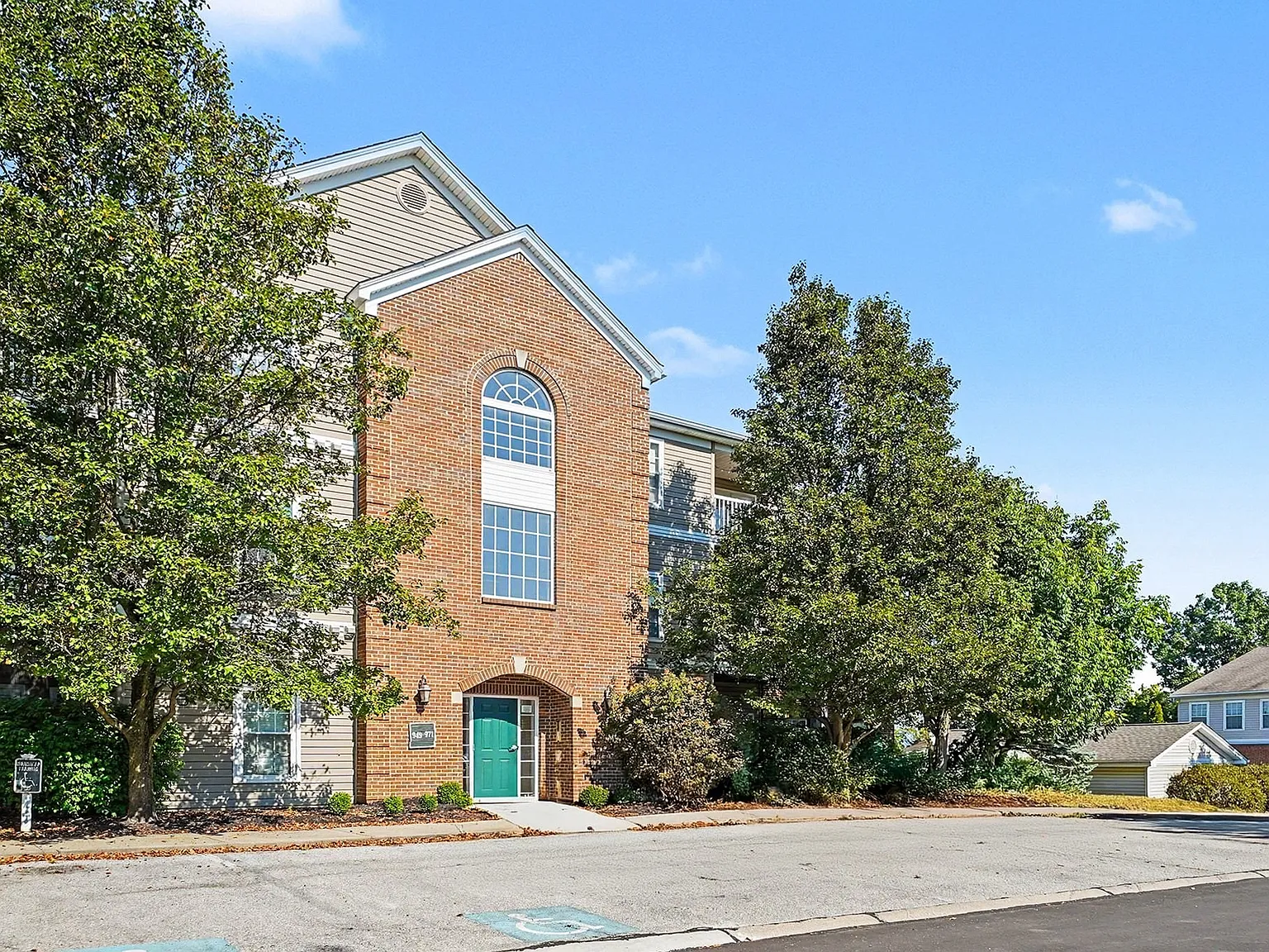 3 bed, 1375 sqft, $2,250 — Photo 4