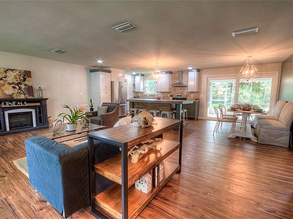 5th image of 905 Woodmere Cir