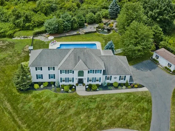 4 Hunters Greene Cir, Agawam, MA 01001