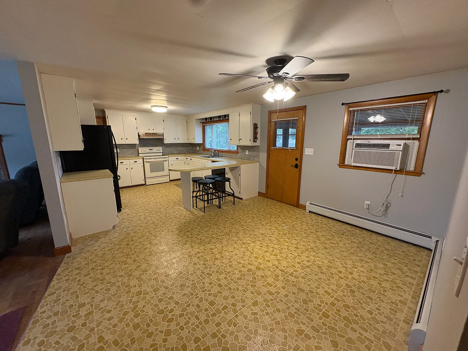 3 bed, 1726 sqft, $3,000 — Photo 2