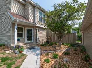 10296 Arrowwood Dr, Eden Prairie, MN 55347