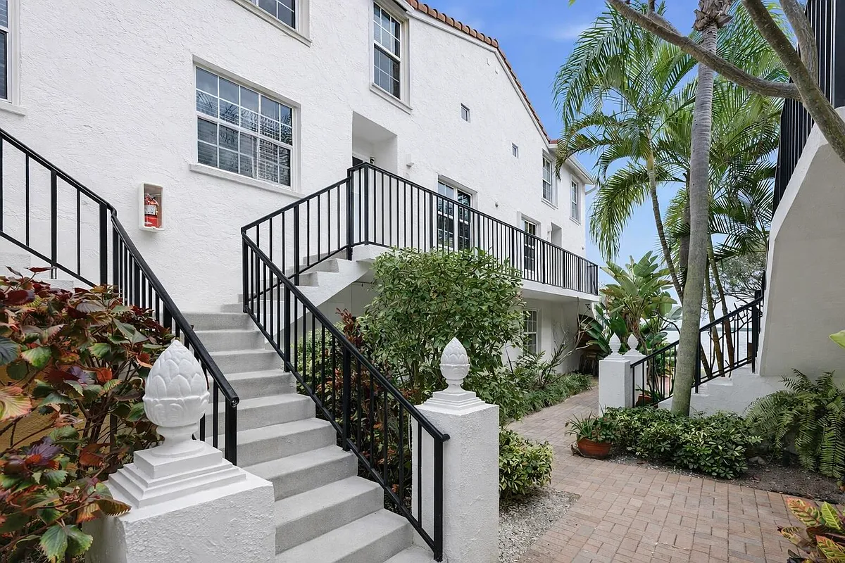 Building Photo - 1155 Lake Shore Dr #202