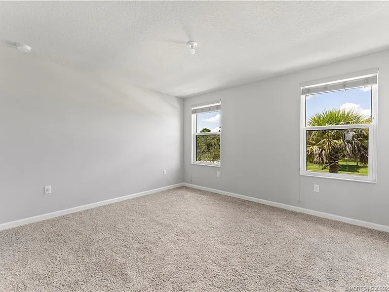 325 SE Halifax Ln — Photo 20