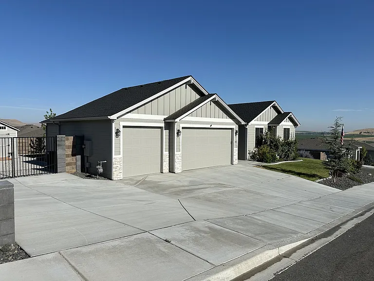 707 Athens Dr — Photo 3