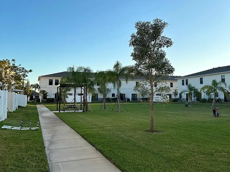 1116 SW 7th Ct — Photo 11