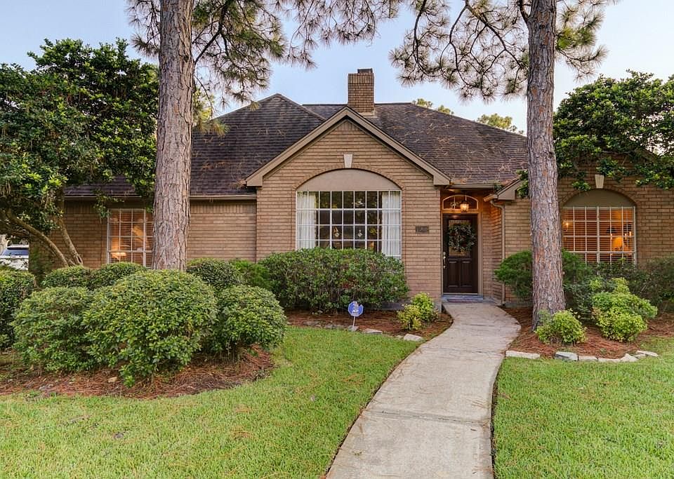 1st image of 15802 Lake Lodge Dr