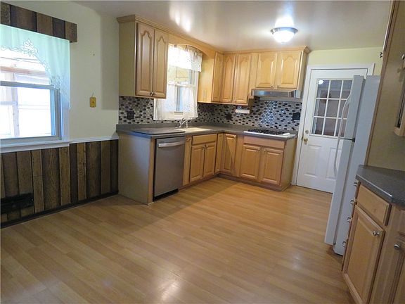 3rd image of 24 Laredo Dr