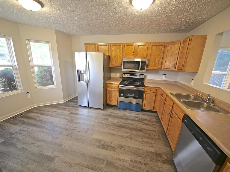 876 E Meadowlands Dr — Photo 4