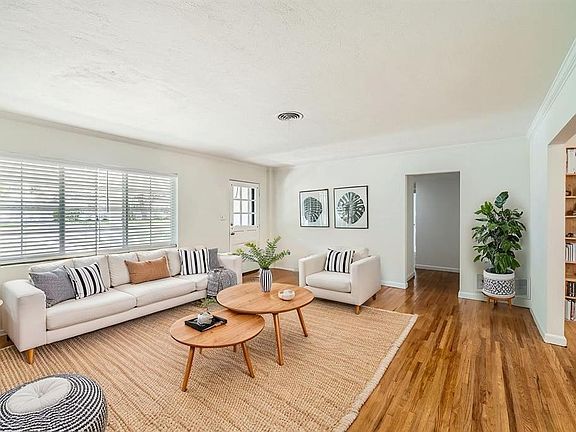 5th image of 425 Balmoral Rd