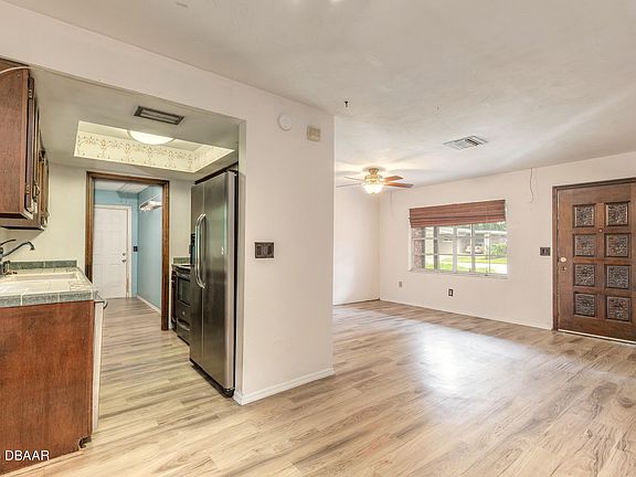 5th image of 1586 Carmen Ave