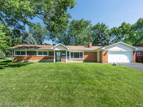 8090 Kenwick Dr, White Lake, MI 48386