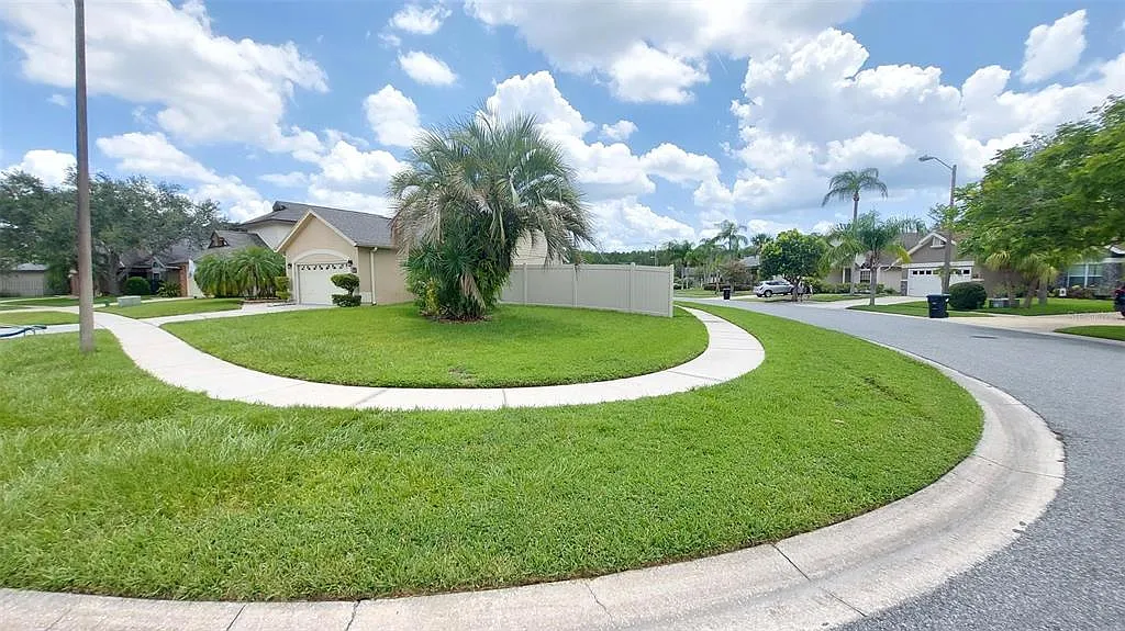 3 bed, 2.0 bath, 1744 sqft, $2,700 — Photo 2