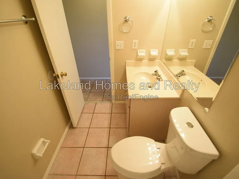 1204 Honeytree Ln W — Photo 42
