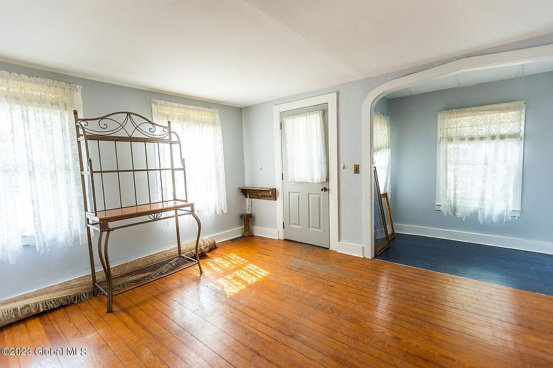 5th image of 33 Elm Street