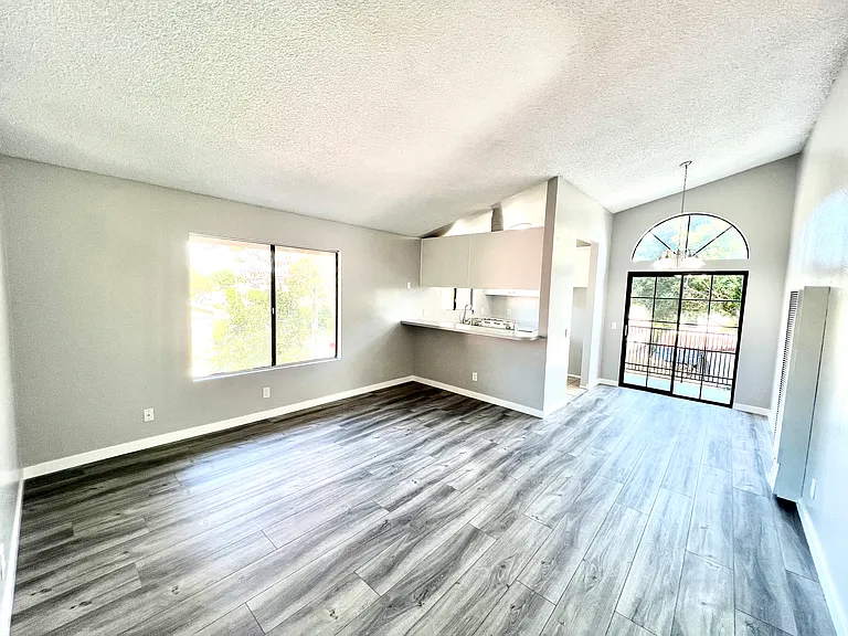 2211 Cedar Ave #302 — Photo 1