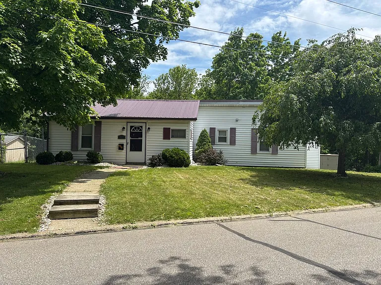 207 Sharon Ave — Photo 1