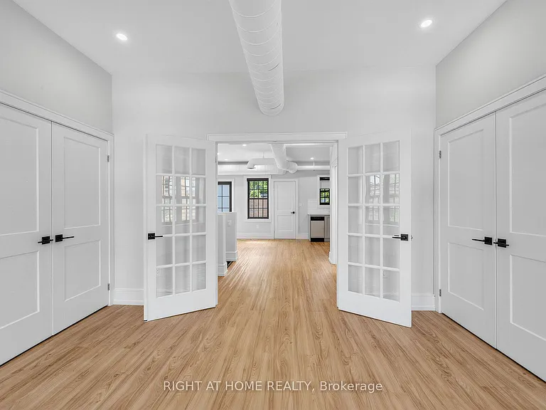 1095 Queen St E #2 — Photo 22