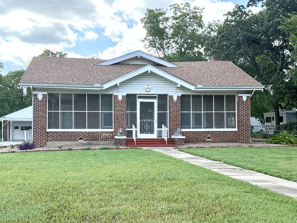 1st image of 817 C St SE