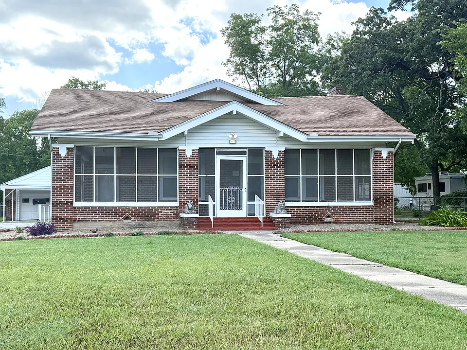 817 C St SE