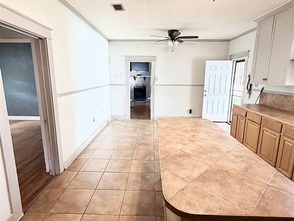 5th image of 380 Bernardo St