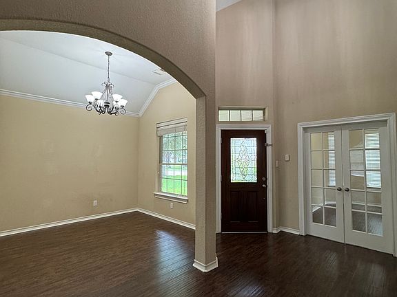 High ceiling entry & Dining veiw