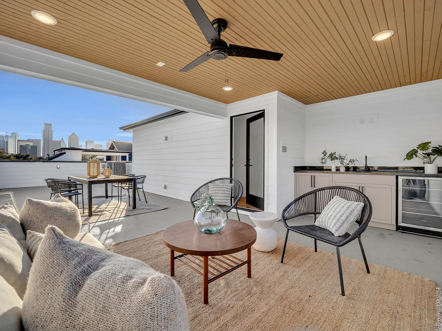 4 bed, 3009 sqft, $8,000 — Photo 2