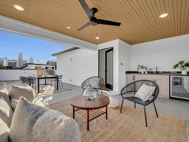 1512 Villars St — Photo 2