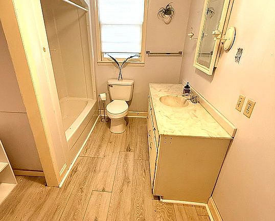 Primary en-suite bathroom 