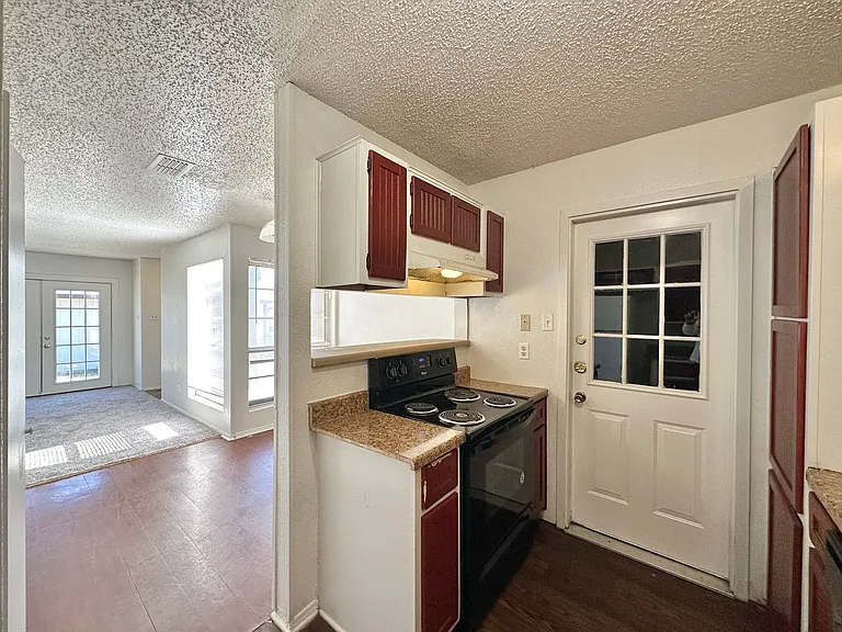 2105 Creekwood Dr — Photo 12