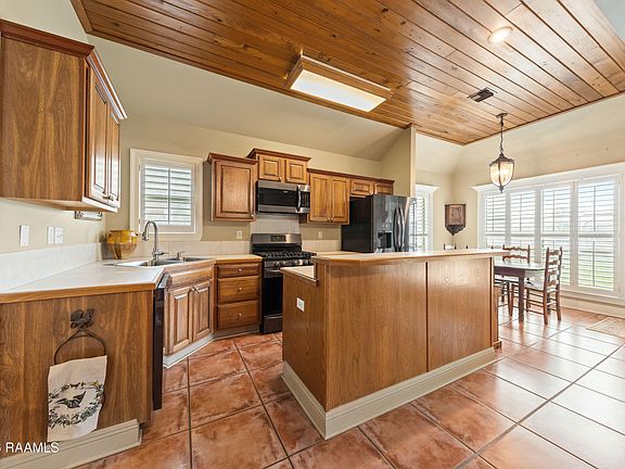 3rd image of 617 Southlake Cir