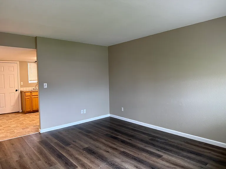 418 Cribbon Ave — Photo 3