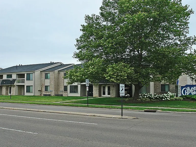 Chimneys Of Oak Creek Apartments — Photo 18