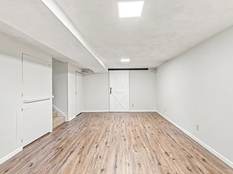 Basement family room (19 X 11)