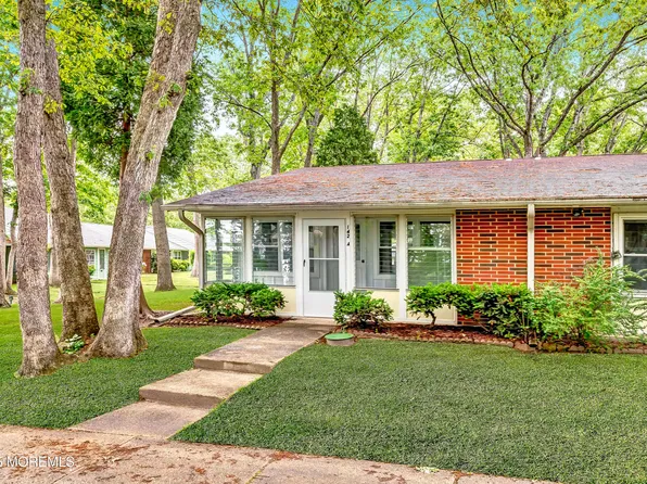 142A Farrington Court, Lakewood, NJ 08701