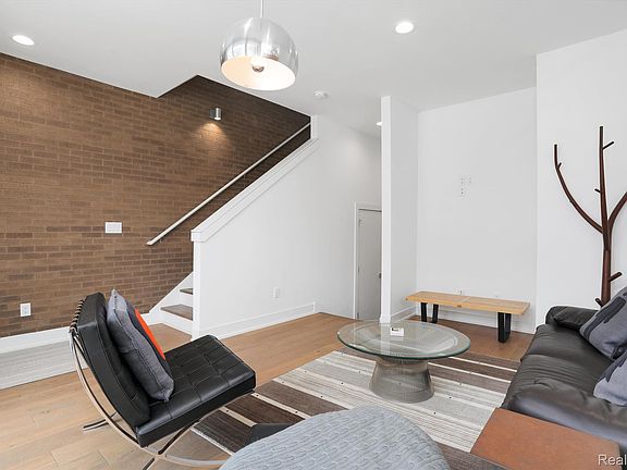 3rd image of 245 Alfred St