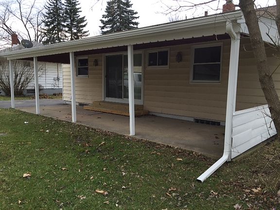 Covered patio to deep yard