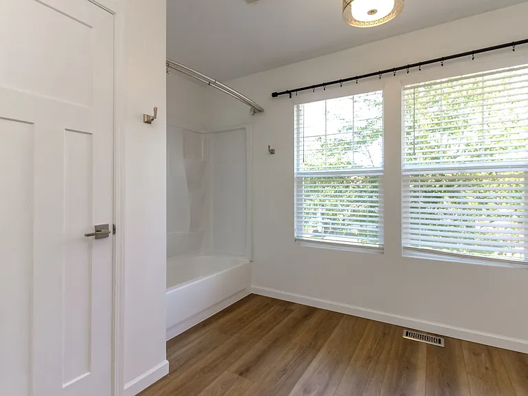 1661 Jensen Ave — Photo 40