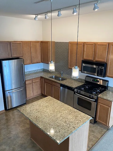 2 bed, 913 sqft, $1,795 — Photo 2