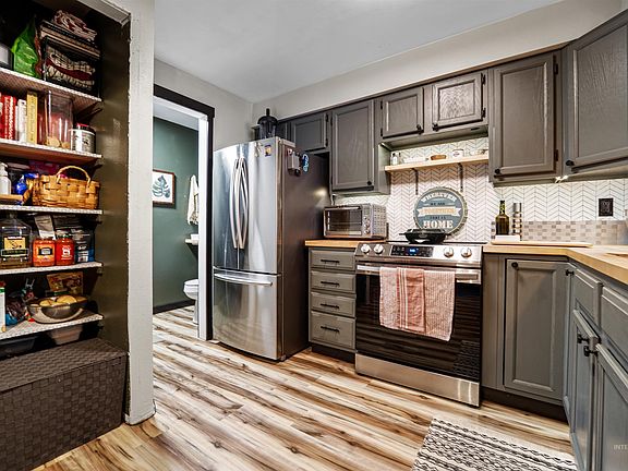 5th image of 348 N Eagle Glen Ln