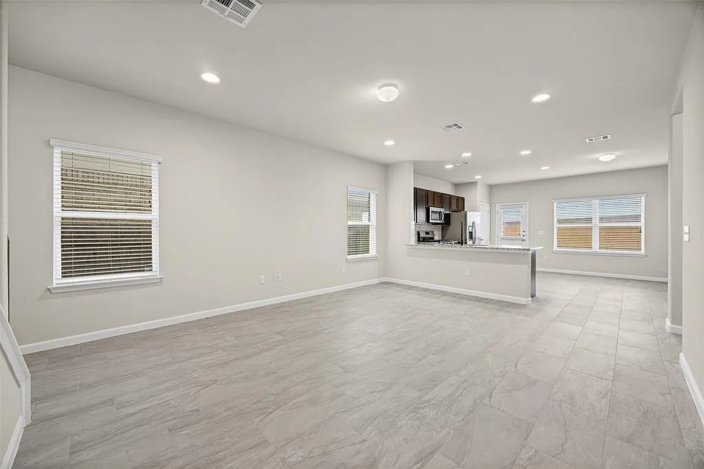 3 bed, 2.5 bath, 2286 sqft, $2,150 — Photo 4