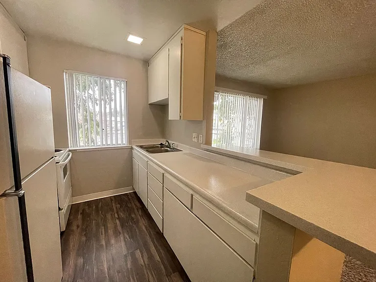 Sharis Apartments — Photo 12