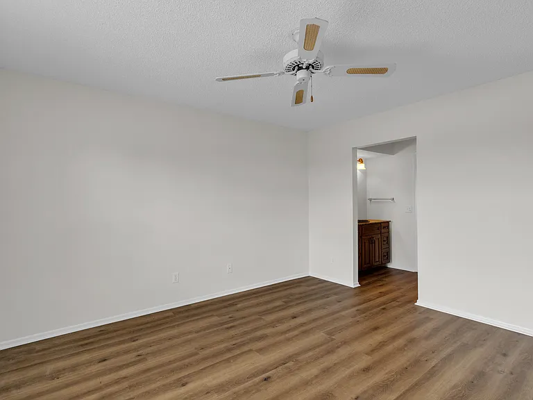 Spacious Primary Bedroom w/ HUGE walk-in closet